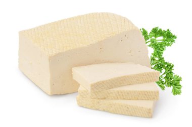 Tofu peyniri kırpma yolu ve tam derinlikteki alan ile beyaz arkaplanda izole edildi,