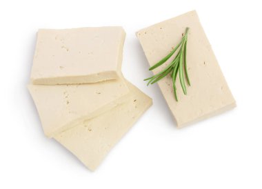 Beyaz arkaplanda soyulmuş tofu peyniri kırpma yolu ve tam alan derinliği, Üst Manzara. Düz yatıyordu