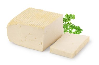 Tofu peyniri kırpma yolu ve tam derinlikteki alan ile beyaz arkaplanda izole edildi,
