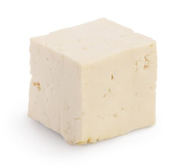 kırpma yolu ve tam derinlik ile beyaz arkaplanda izole edilmiş doğranmış tofu peyniri,