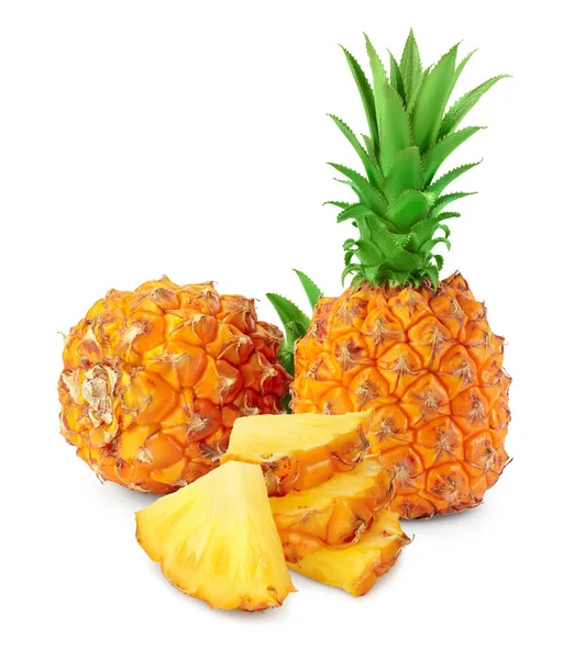 Ananas i plastry izolowane na białym tle z pełną głębią pola — Zdjęcie stockowe