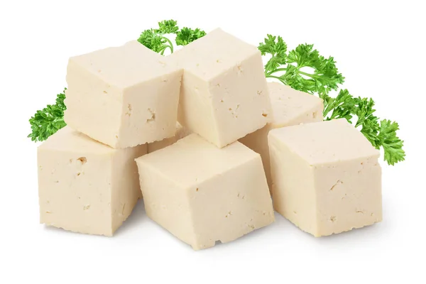 Haufen gewürfelter Tofu-Käse isoliert auf weißem Hintergrund mit Clipping-Pfad und voller Schärfentiefe, — Stockfoto