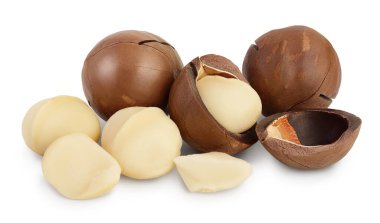Macadamia fındıkları kırpma yolu ve tam derinlik ile beyaz arkaplanda izole edilmiş.