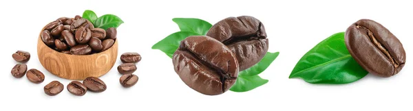 Купа смажених кавових зерен з листям ізольовані на білому тлі. Набір або збірка — стокове фото