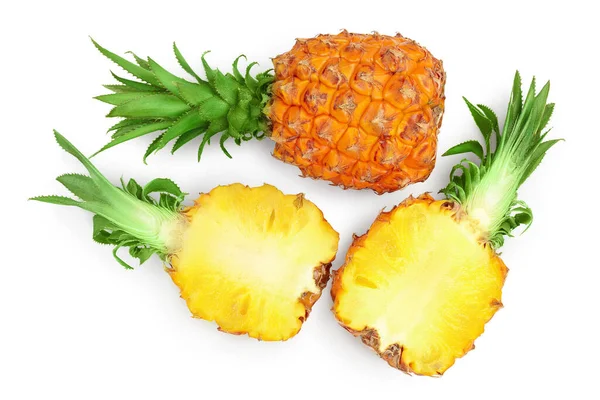 Ananas geïsoleerd op witte achtergrond met knippad en volle velddiepte. Bovenaanzicht. Vlakke plaat — Stockfoto