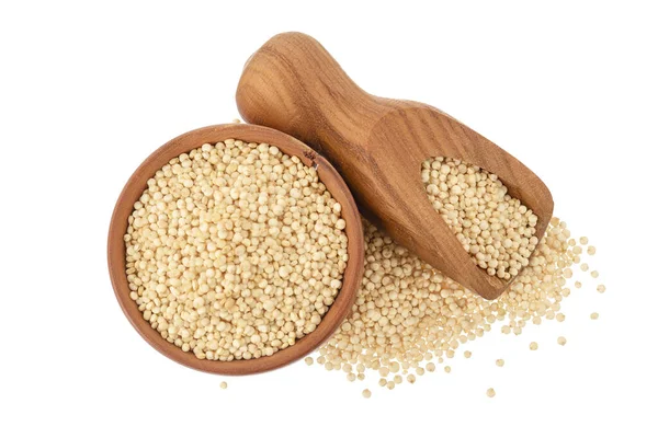 Sementes de quinoa branca em tigela de madeira isolada em fundo branco com caminho de recorte e profundidade total de campo. Vista superior. Depósito plano . — Fotografia de Stock