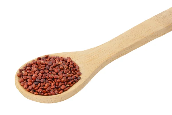 Rote Quinoa-Samen in Holzlöffel isoliert auf weißem Hintergrund mit Clipping-Pfad und voller Schärfentiefe — Stockfoto