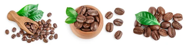 Tas de grains de café torréfiés avec des feuilles isolées sur fond blanc. Set ou collection — Photo