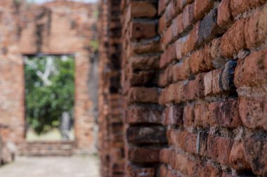 Arka plan olarak kullanmak için eski kapı ile eski tuğla duvar