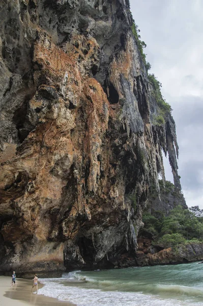 Mooie stenen berg en kristalheldere zee in Krabi, Thailand — Stockfoto