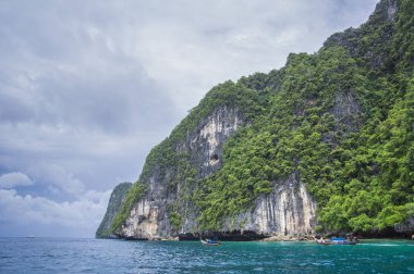 Güzel taş dağ ve berrak deniz, Krabi, Tayland