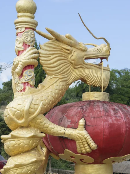 Золотой дракон на шесте в Таиланде — стоковое фото