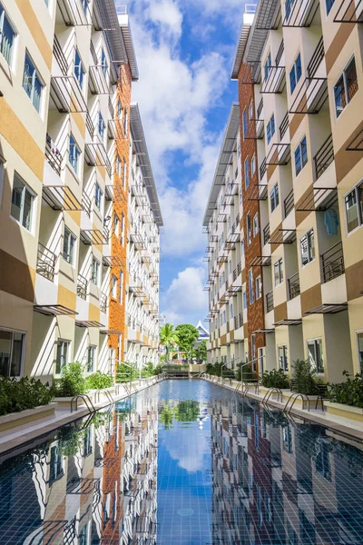 Casas de apartamentos con piscina Fotos de stock