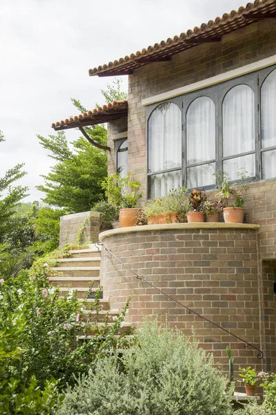 階段の家の庭の美化 ロイヤリティフリーのストック画像