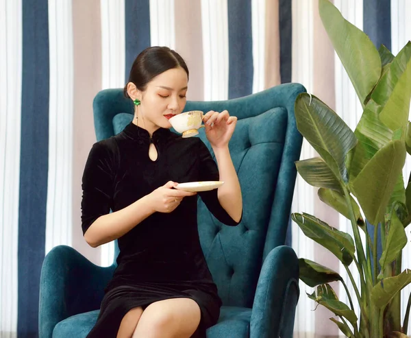 Mujer Joven Sentada Sofá Tomando Café — Foto de Stock