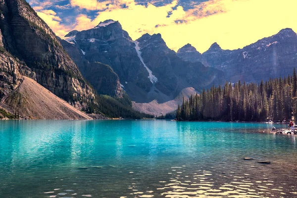 Belo Lago Nas Montanhas Dos Alpes — Fotografia de Stock