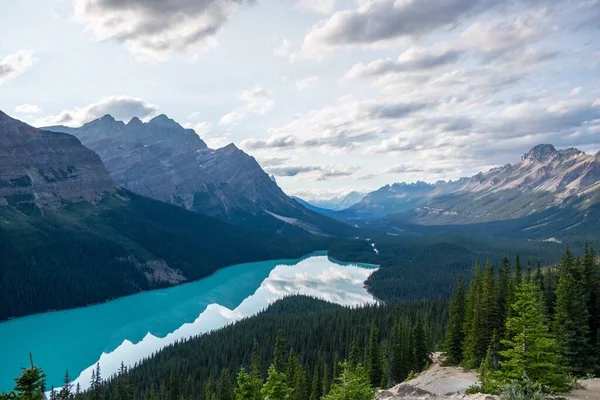 Göl Dağlarla Dolu Güzel Bir Manzara — Stok fotoğraf