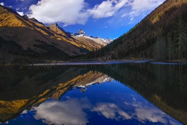 Hermoso Paisaje Del Lago Las Montañas —  Fotos de Stock