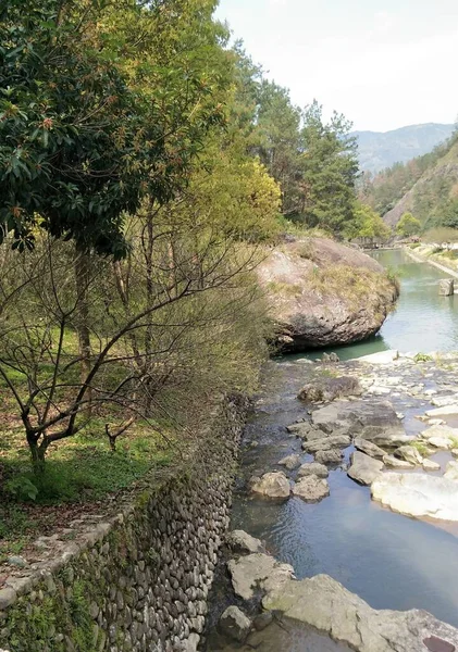Hermoso Paisaje Con Río Una Montaña — Foto de Stock