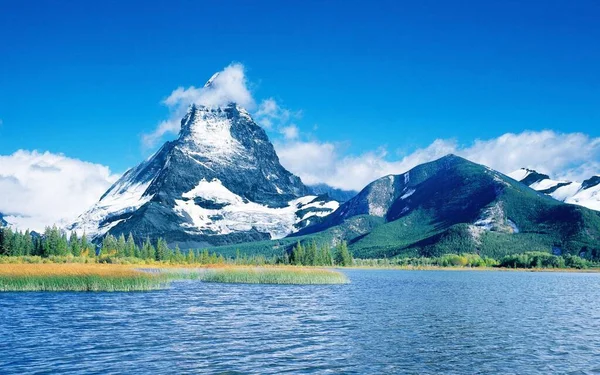 Hermoso Paisaje Con Montañas Nubes —  Fotos de Stock