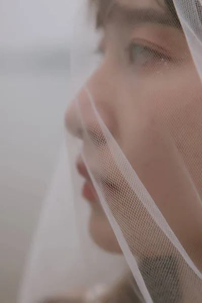 Retrato Cerca Una Hermosa Joven Con Vestido Blanco — Foto de Stock