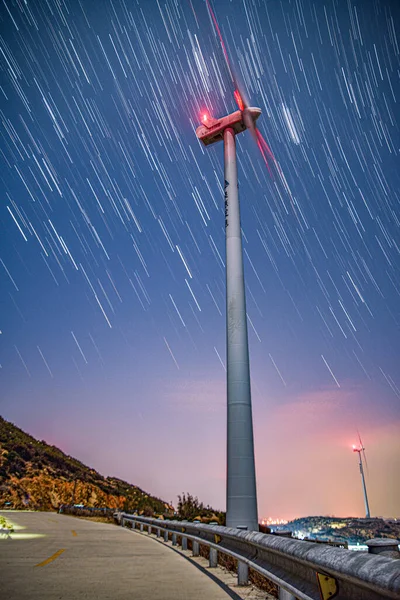 夜空背景上的风力涡轮机 — 图库照片