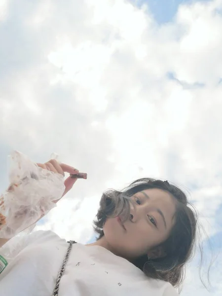 Mujer Joven Vestido Blanco Con Sombrero Fondo Del Cielo — Foto de Stock