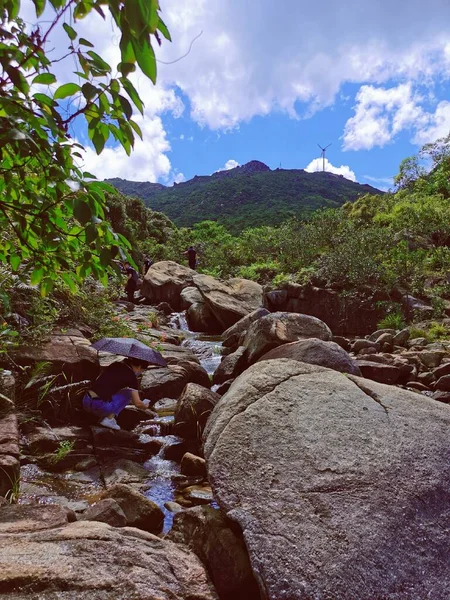 Hermoso Paisaje Con Una Montaña Una Pequeña Cascada — Foto de Stock