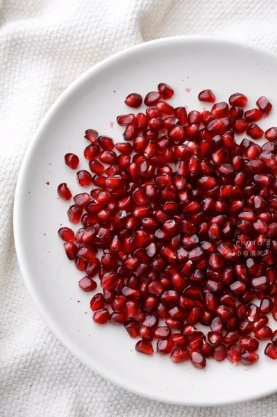 Semi Melograno Rosso Una Ciotola Fondo Bianco — Foto Stock