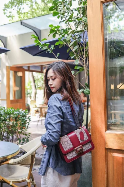 Mujer Joven Con Vestido Rojo Una Chaqueta Con Libro Las — Foto de Stock