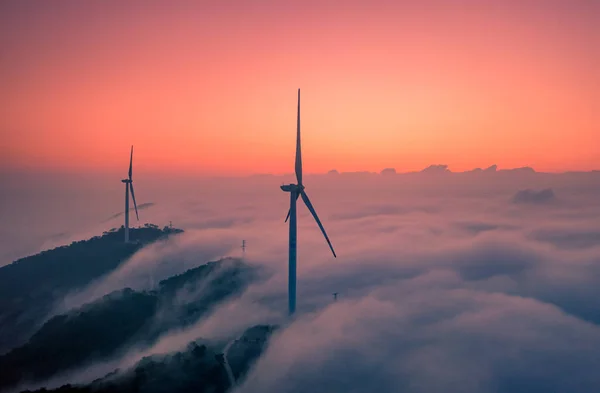 山上的风力涡轮机 — 图库照片