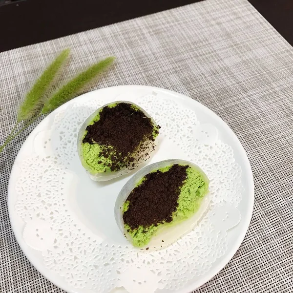 Зеленый Чай Листья Керамический Горшок Белом Фоне — стоковое фото