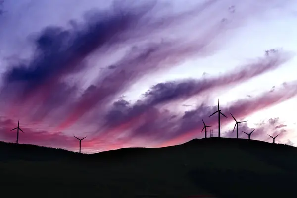 田里的风力涡轮机 — 图库照片