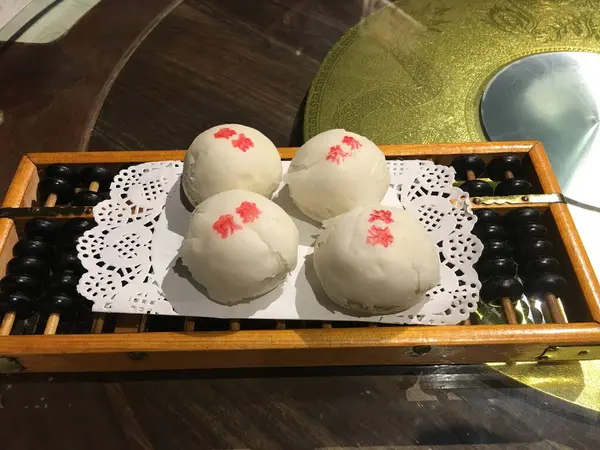 Вкусный Десерт Мороженым Красными Ягодами — стоковое фото