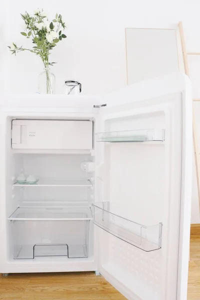 Современный Интерьер Кухни Белыми Полками Голубым Холодильником — стоковое фото