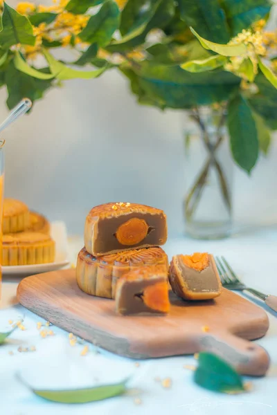 Delicious Cake Honey Caramel Wooden Background — Stock Photo, Image