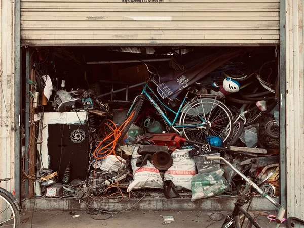 Altes Schmutziges Auto Mit Vielen Verschiedenen Größen Und Anderen Gegenständen — Stockfoto