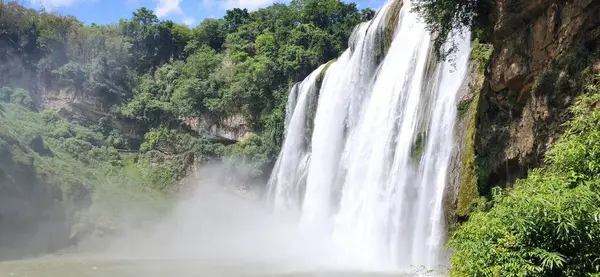 Bella Cascata Nella Foresta — Foto Stock