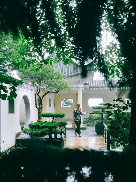 Hermosa Pareja Enamorada Caminando Parque — Foto de Stock