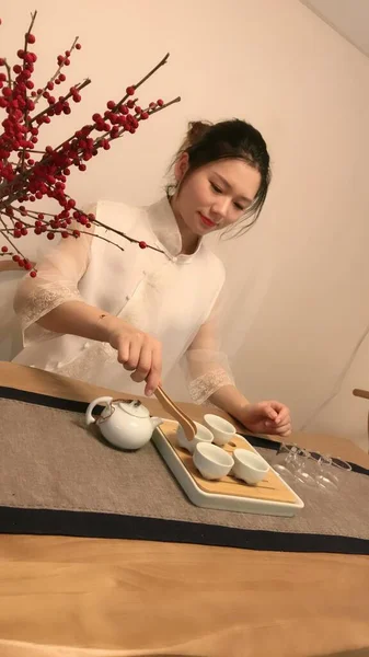 Mujer Preparando Sushi Cocina — Foto de Stock