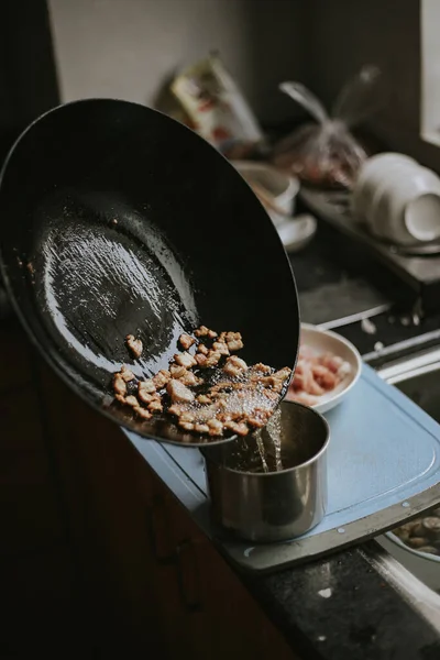 Приготовление Мяса Сковороде — стоковое фото