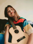 mladá krásná žena hraje kytara
