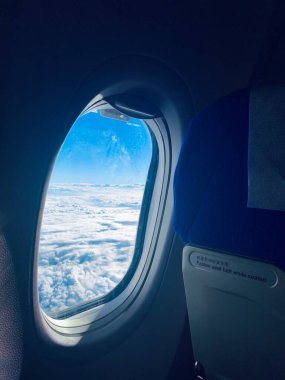 Uçaktan uçak penceresinin görüntüsü