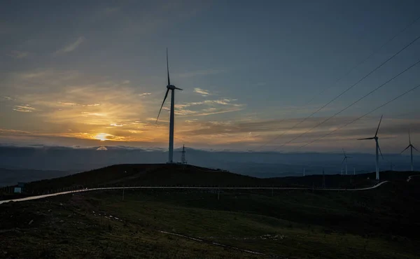 山上的风力涡轮机 — 图库照片