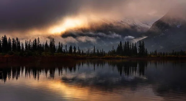 Bela Paisagem Com Lago Nas Montanhas — Fotografia de Stock