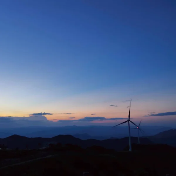 美丽的落日掠过群山 — 图库照片