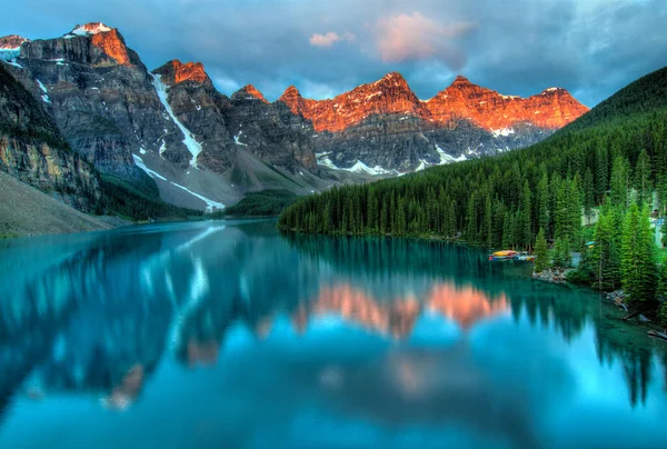 Hermoso Lago Las Montañas —  Fotos de Stock