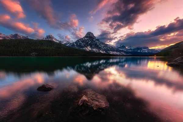 Hermoso Atardecer Sobre Lago —  Fotos de Stock