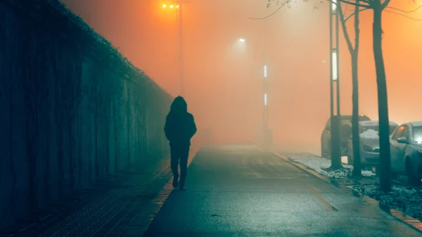 Şehirde Yürüyen Bir Adamın Silüeti — Stok fotoğraf