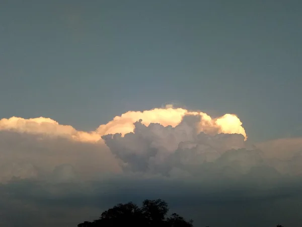 Hermoso Atardecer Sobre Las Nubes — Foto de Stock